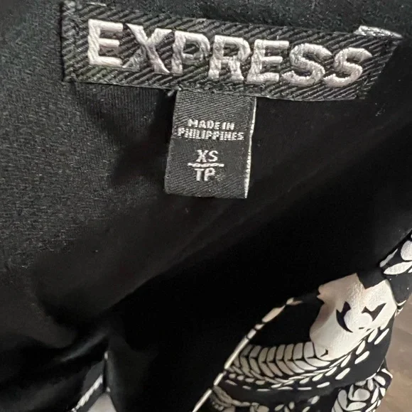 Express Black‎ and White Floral Women's Top XS - Picture 2 of 3